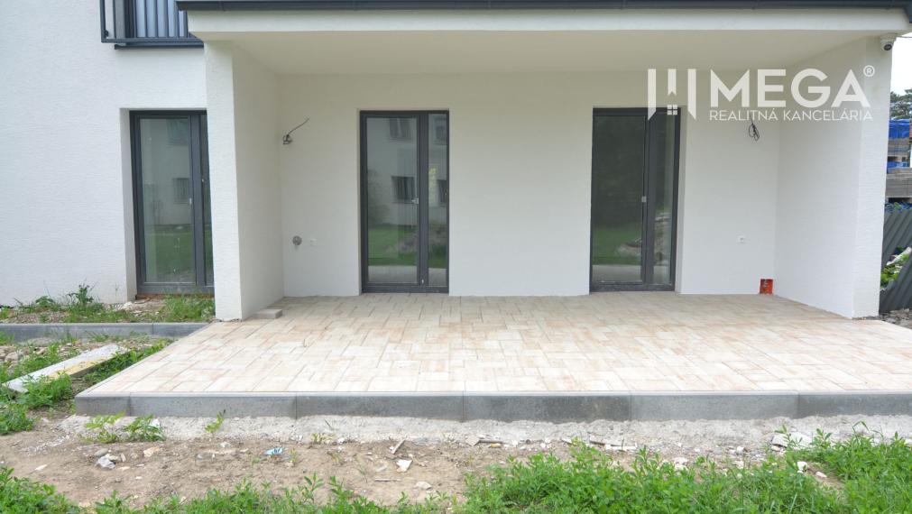 PREDAJ NOVÝCH BYTOV s terasou a záhradou v meste STRÁŽSKE (byt A)