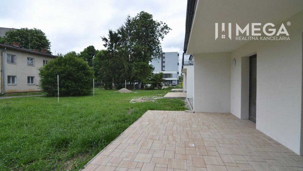 PREDAJ NOVÝCH BYTOV s terasou a záhradou v meste STRÁŽSKE (byt A)