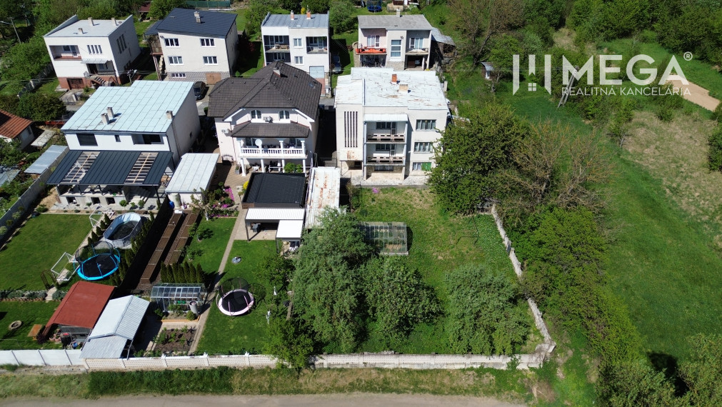 EXKLUZÍVNE NA PREDAJ:  3.podlažný dom v meste Snina