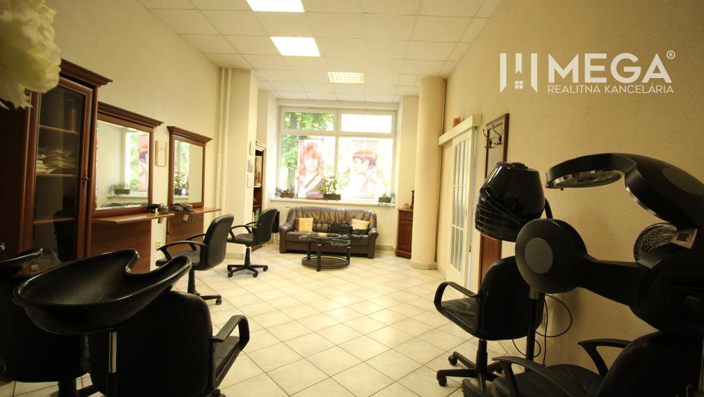 P R E D A N É OBCHODNÝ PRIESTOR V LUKRATÍVNEJ LOKALITE HUMENNÉ