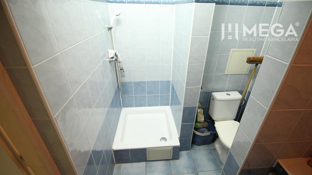 P R E D A N É OBCHODNÝ PRIESTOR V LUKRATÍVNEJ LOKALITE HUMENNÉ