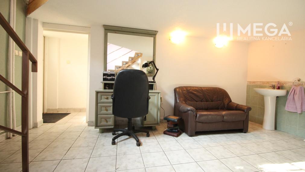 P R E D A N É OBCHODNÝ PRIESTOR V LUKRATÍVNEJ LOKALITE HUMENNÉ