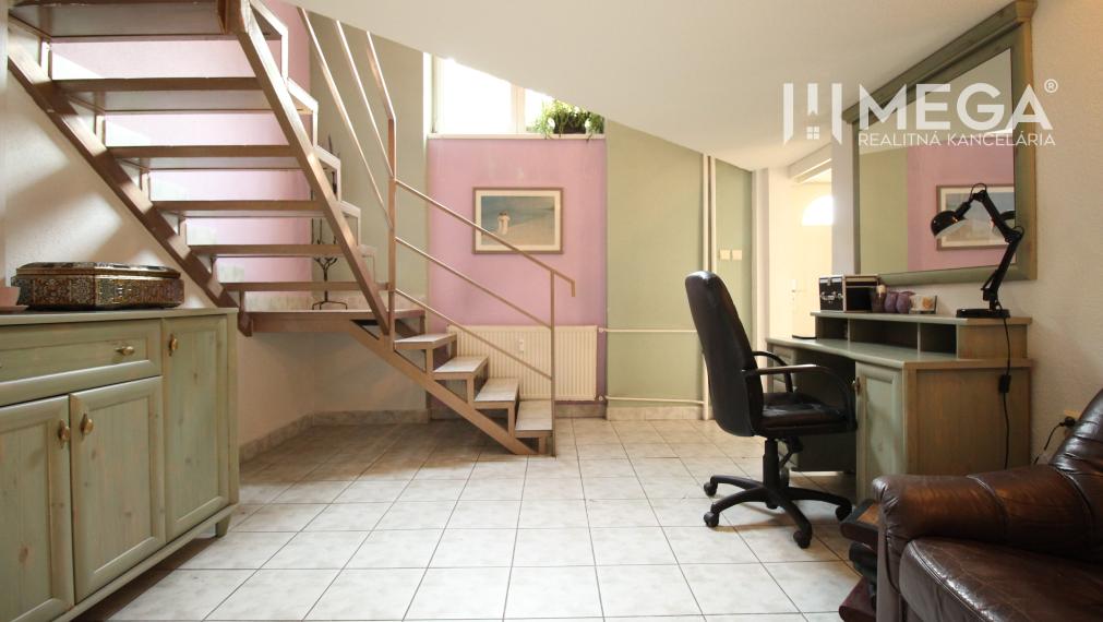 P R E D A N É OBCHODNÝ PRIESTOR V LUKRATÍVNEJ LOKALITE HUMENNÉ