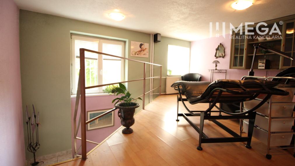 P R E D A N É OBCHODNÝ PRIESTOR V LUKRATÍVNEJ LOKALITE HUMENNÉ