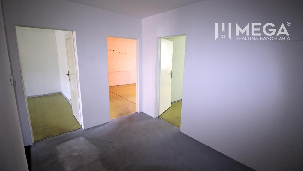 Na predaj veľký 3 izbový byt na Mierovej ulici v meste Humenné