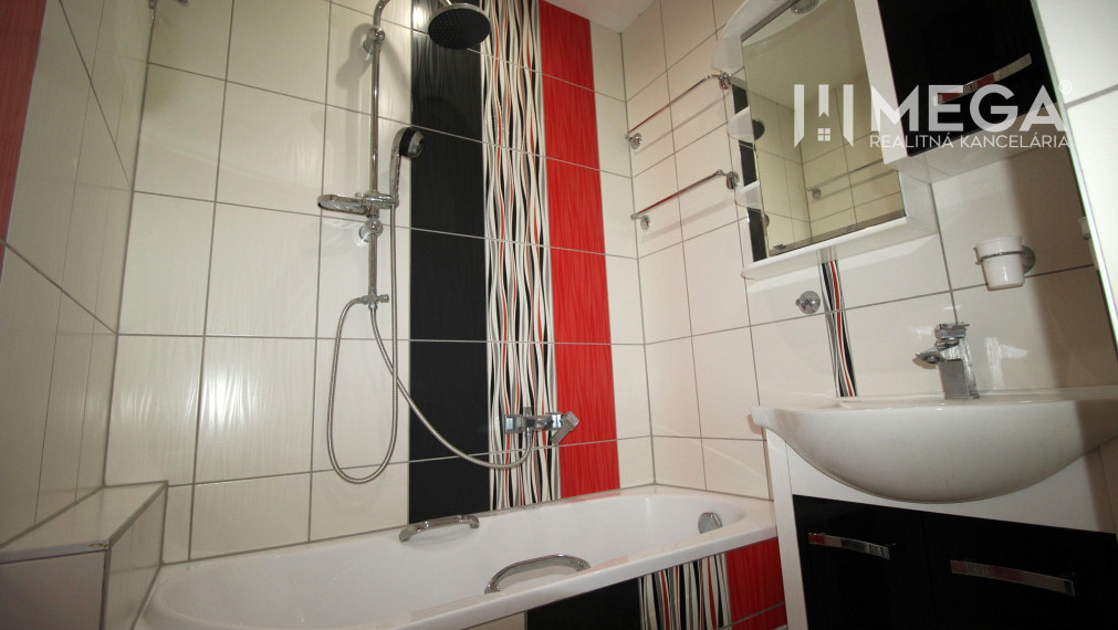 Na predaj veľký 3 izbový byt na Mierovej ulici v meste Humenné