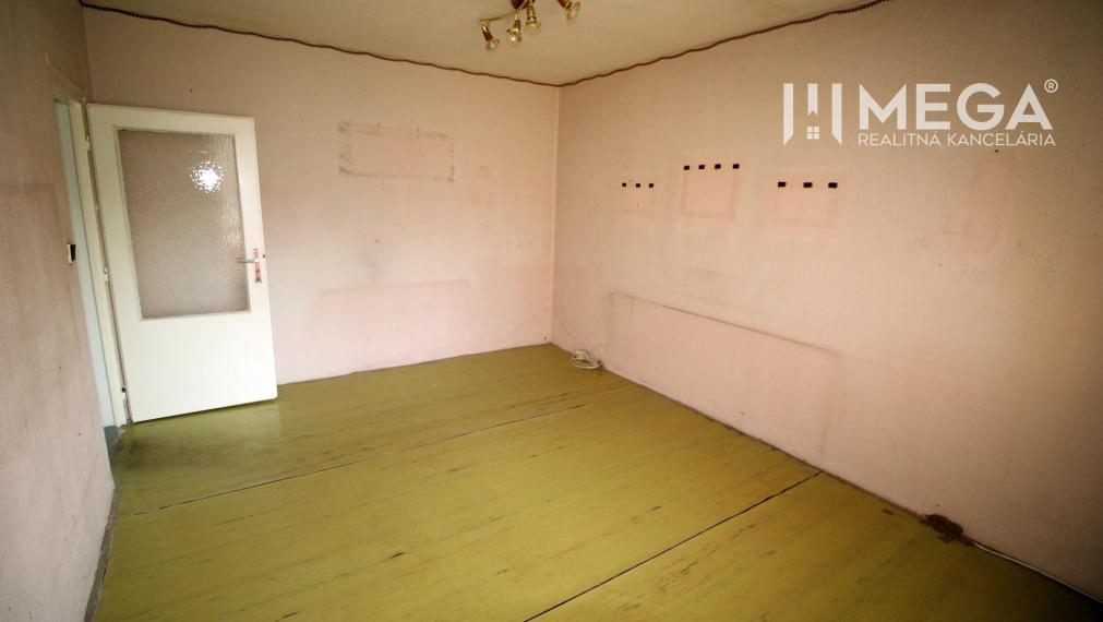 Na predaj veľký 3 izbový byt na Mierovej ulici v meste Humenné