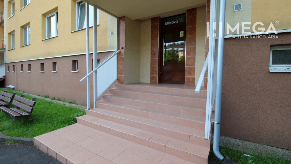 Na predaj veľký 3 izbový byt na Mierovej ulici v meste Humenné