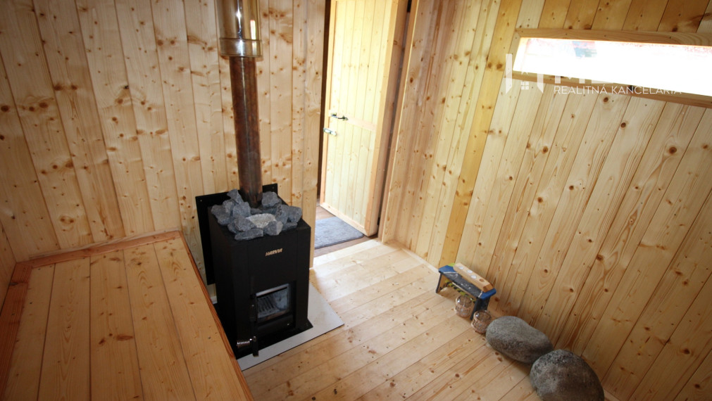 Na predaj záhradná chatka s výborným prístupom a saunou - Humenné