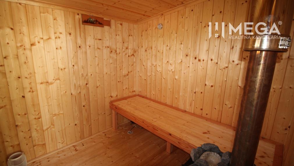 Na predaj záhradná chatka s výborným prístupom a saunou - Humenné