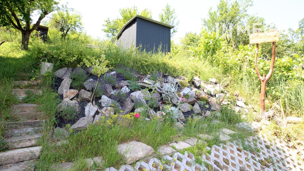 Na predaj záhradná chatka s výborným prístupom a saunou - Humenné