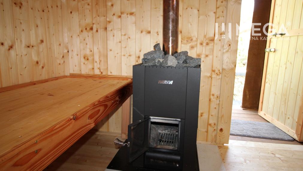 Na predaj záhradná chatka s výborným prístupom a saunou - Humenné