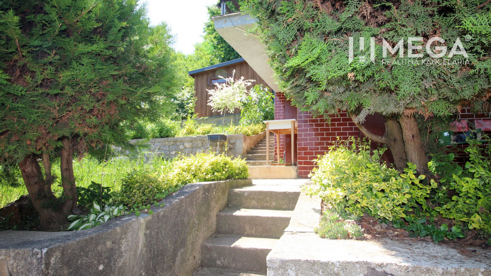 Na predaj záhradná chatka s výborným prístupom a saunou - Humenné