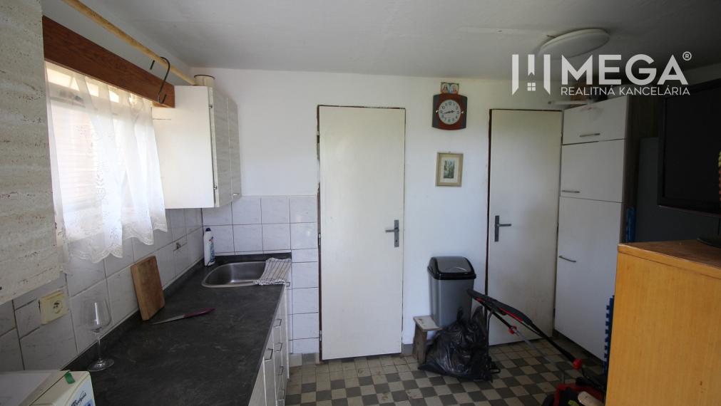 Na predaj záhradná chatka s výborným prístupom a saunou - Humenné