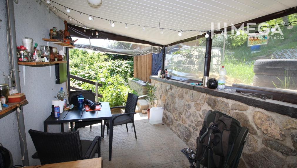 Na predaj záhradná chatka s výborným prístupom a saunou - Humenné