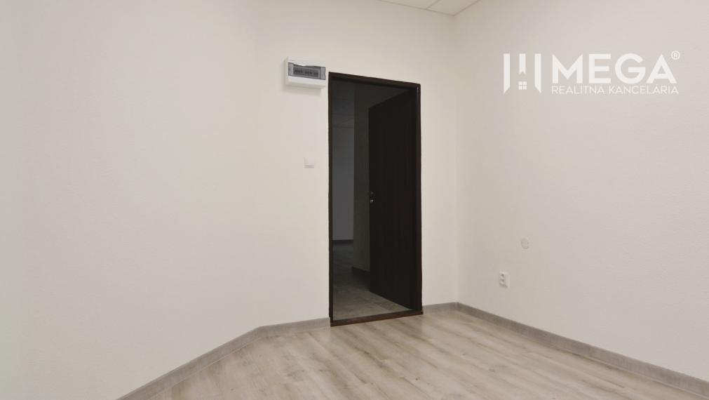 PRENÁJOM komerčného priestoru (26 m2) blízko centra Humenné