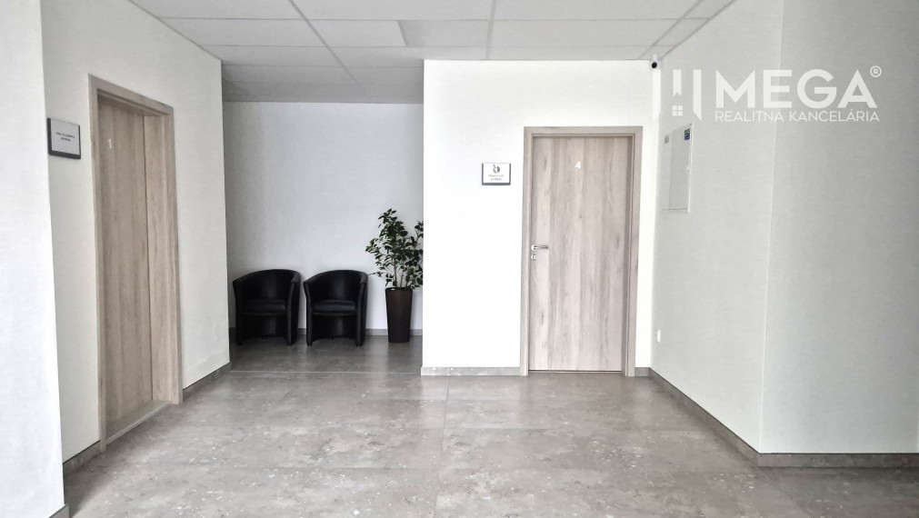 PRENÁJOM komerčného priestoru (26 m2) blízko centra Humenné