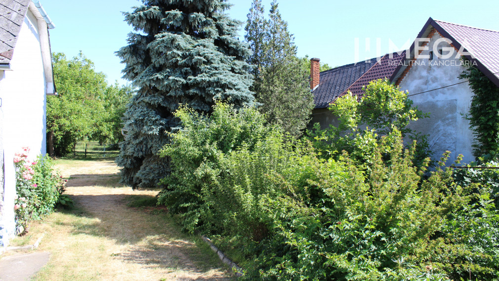 R E Z E R V O V A N Ý TOP POZEMOK S DOMOV OBEC SEDLISKÁ