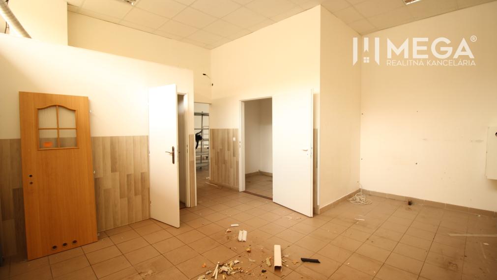 ZNÍŽENÁ CENA - Na prenájom - Lukratívny priestor v centre mesta Humenné