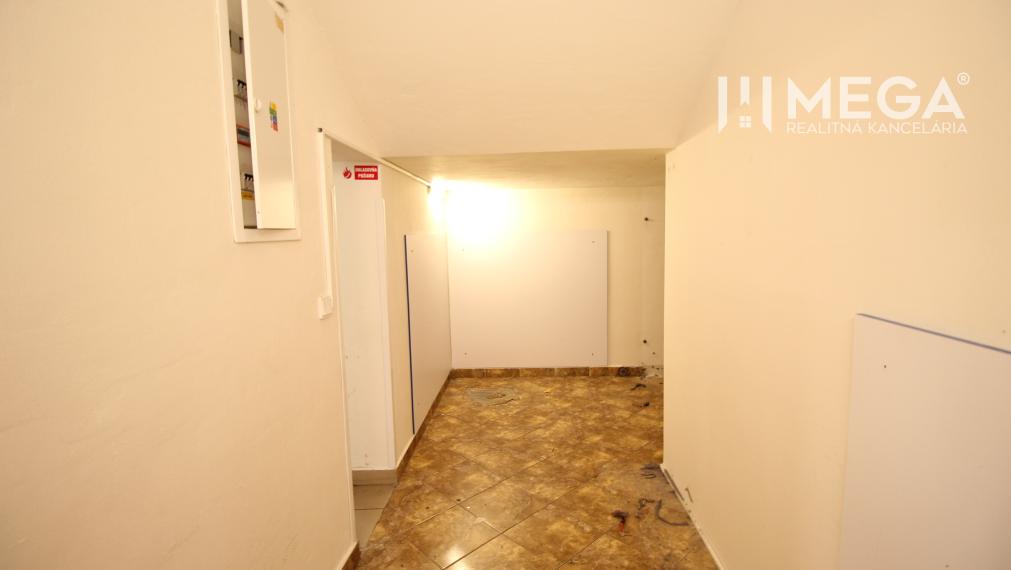 ZNÍŽENÁ CENA - Na prenájom - Lukratívny priestor v centre mesta Humenné