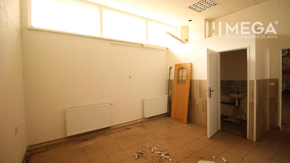 ZNÍŽENÁ CENA - Na prenájom - Lukratívny priestor v centre mesta Humenné
