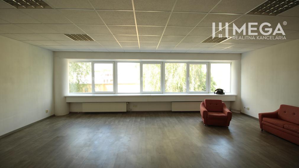 NA PRENÁJOM kancelária na námestí v "Dome obuvi" v meste Humenné