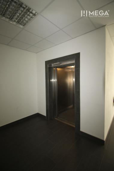 NA PRENÁJOM kancelária na námestí v "Dome obuvi" v meste Humenné