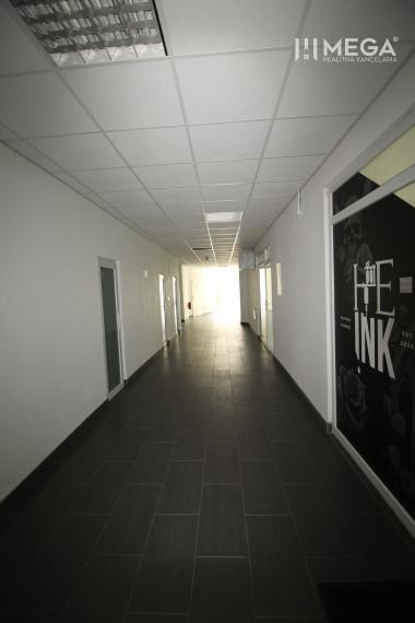 NA PRENÁJOM kancelária na námestí v "Dome obuvi" v meste Humenné