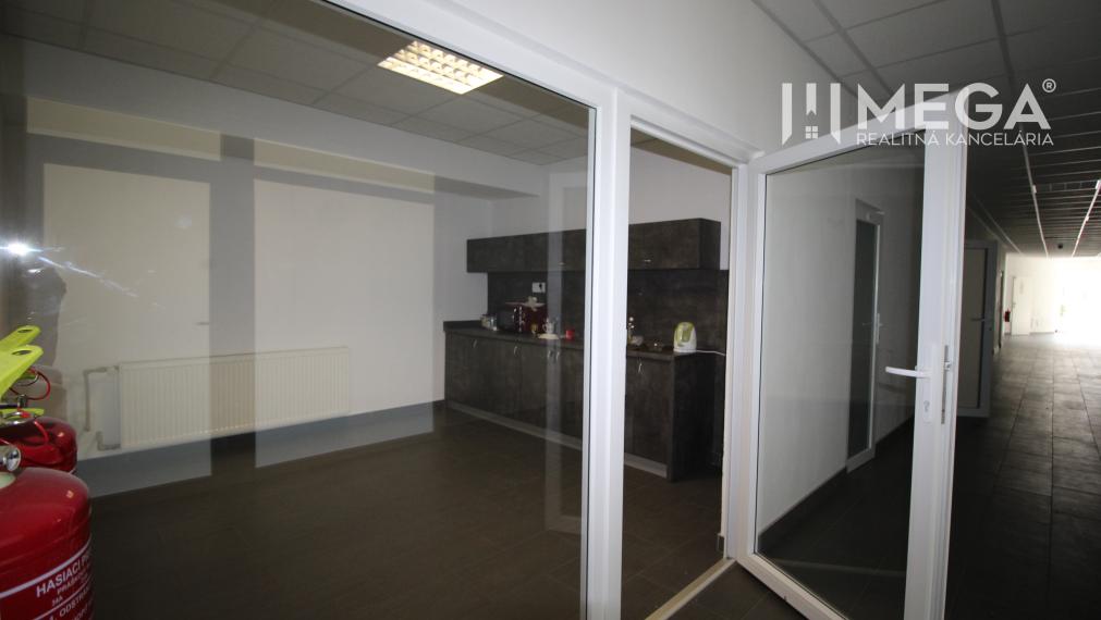 NA PRENÁJOM kancelária na námestí v "Dome obuvi" v meste Humenné