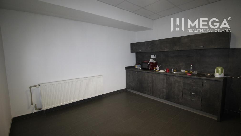 NA PRENÁJOM kancelária na námestí v "Dome obuvi" v meste Humenné