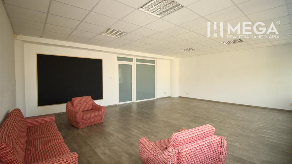 NA PRENÁJOM kancelária na námestí v "Dome obuvi" v meste Humenné