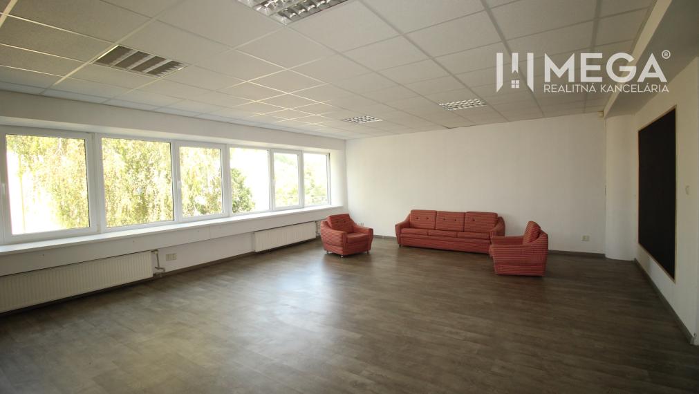 NA PRENÁJOM kancelária na námestí v "Dome obuvi" v meste Humenné