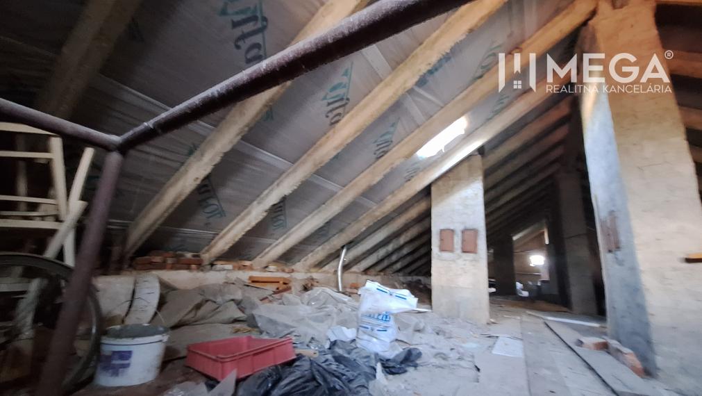 EXKLUZÍVNE 4i byt s garážou a záhradou v Snine – „3 v 1“ T52