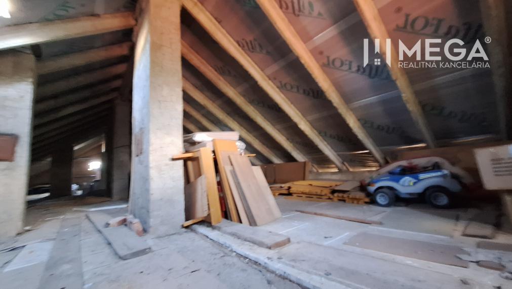 EXKLUZÍVNE 4i byt s garážou a záhradou v Snine – „3 v 1“ T52