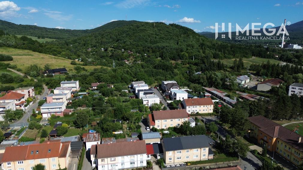 EXKLUZÍVNE 4i byt s garážou a záhradou v Snine – „3 v 1“ T52