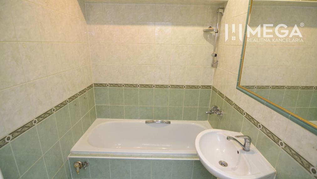 PREDAJ priestranného 4-izbového bytu v HUMENNOM