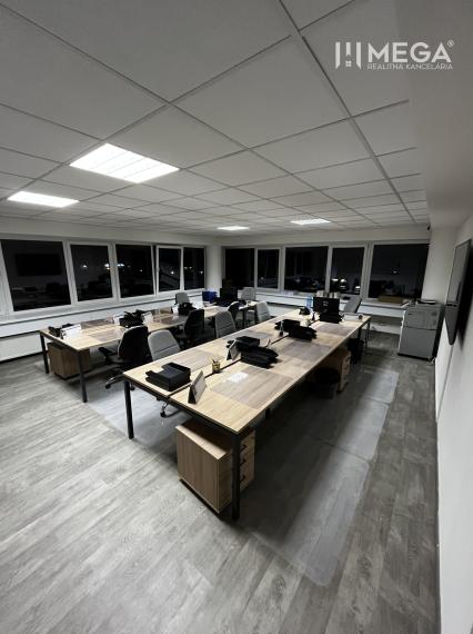 NA PRENÁJOM kancelária na námestí v "Dome obuvi" v meste Humenné