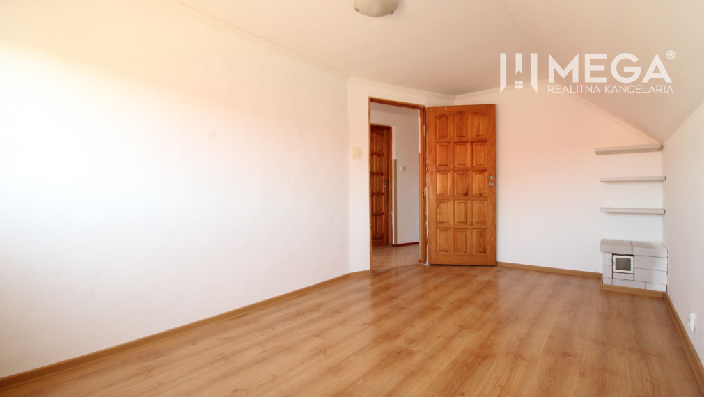 NA PREDAJ: Priestranný dvojgeneračný rodinný dom - Valaliky