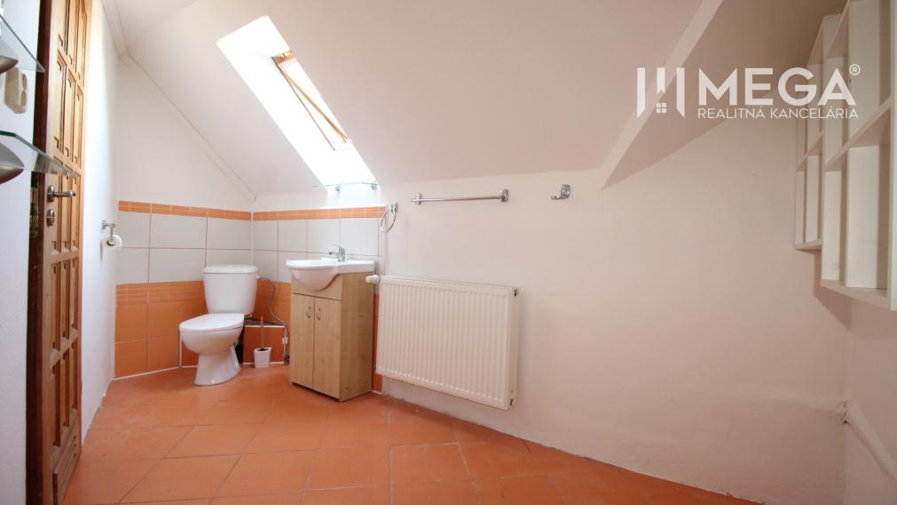 NA PREDAJ: Priestranný dvojgeneračný rodinný dom - Valaliky