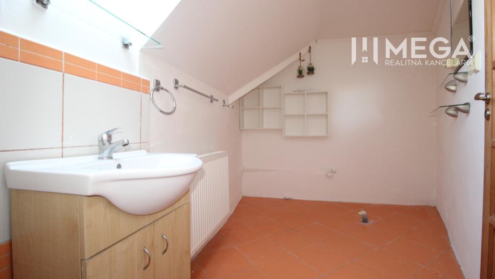 NA PREDAJ: Priestranný dvojgeneračný rodinný dom - Valaliky