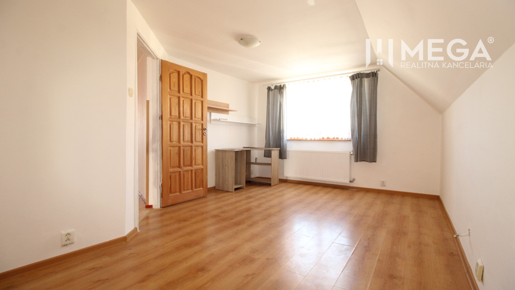 NA PREDAJ: Priestranný dvojgeneračný rodinný dom - Valaliky