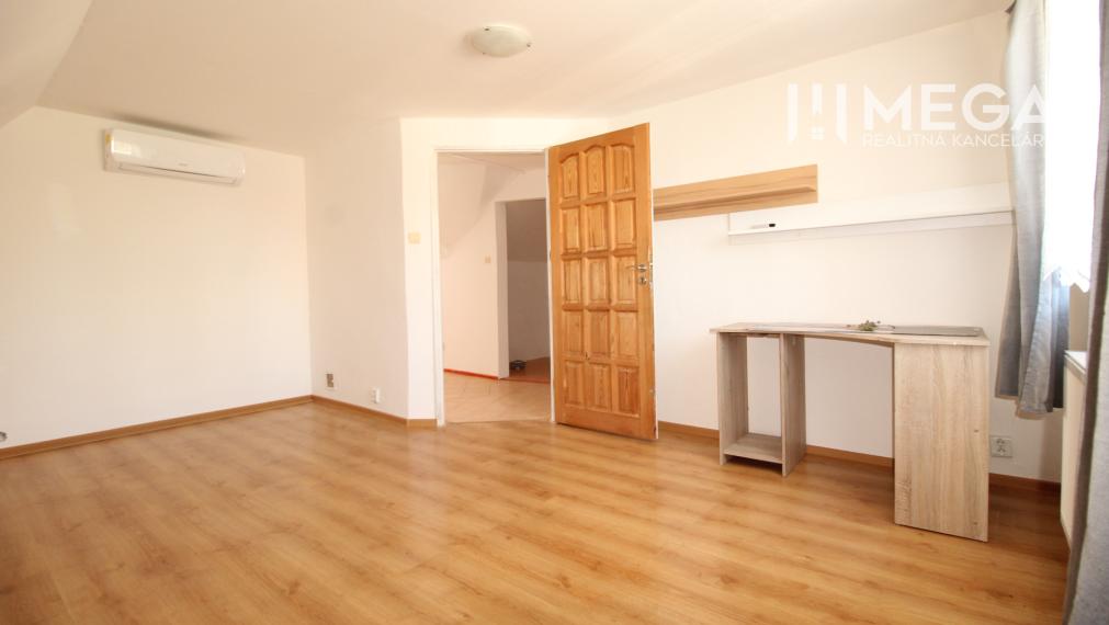 NA PREDAJ: Priestranný dvojgeneračný rodinný dom - Valaliky