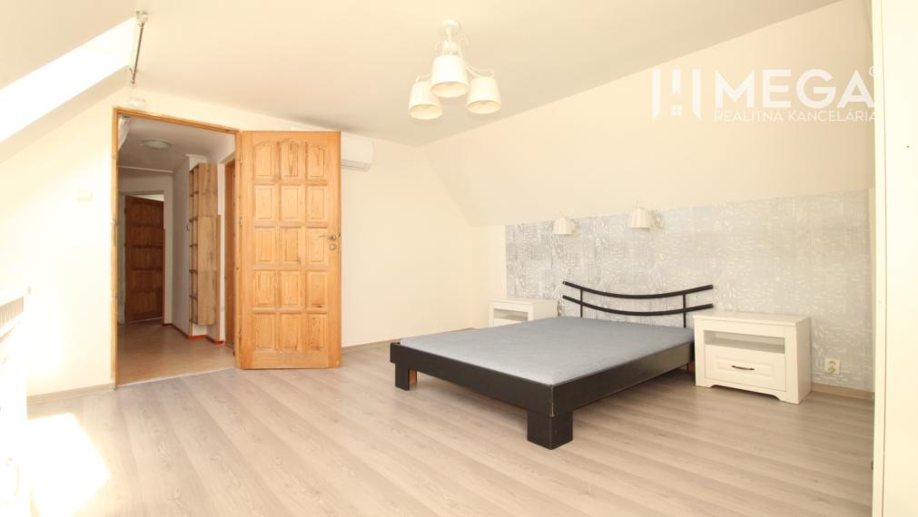 NA PREDAJ: Priestranný dvojgeneračný rodinný dom - Valaliky