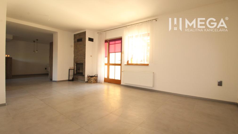 NA PREDAJ: Priestranný dvojgeneračný rodinný dom - Valaliky