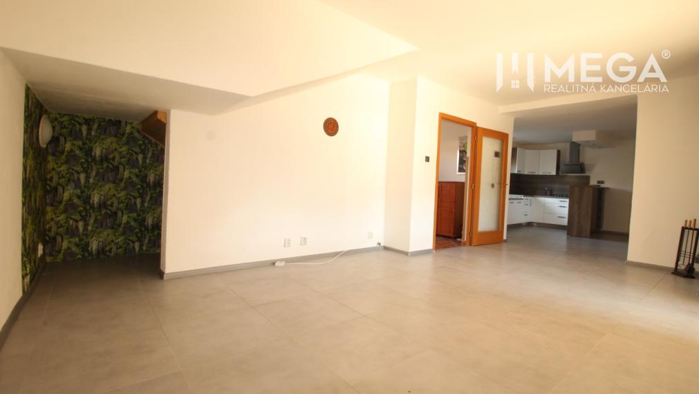 NA PREDAJ: Priestranný dvojgeneračný rodinný dom - Valaliky