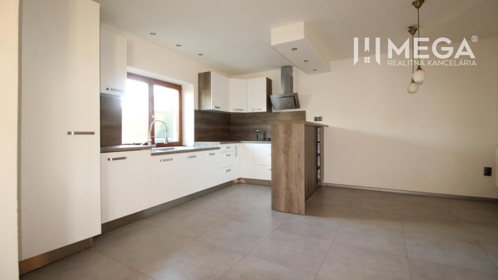 NA PREDAJ: Priestranný dvojgeneračný rodinný dom - Valaliky