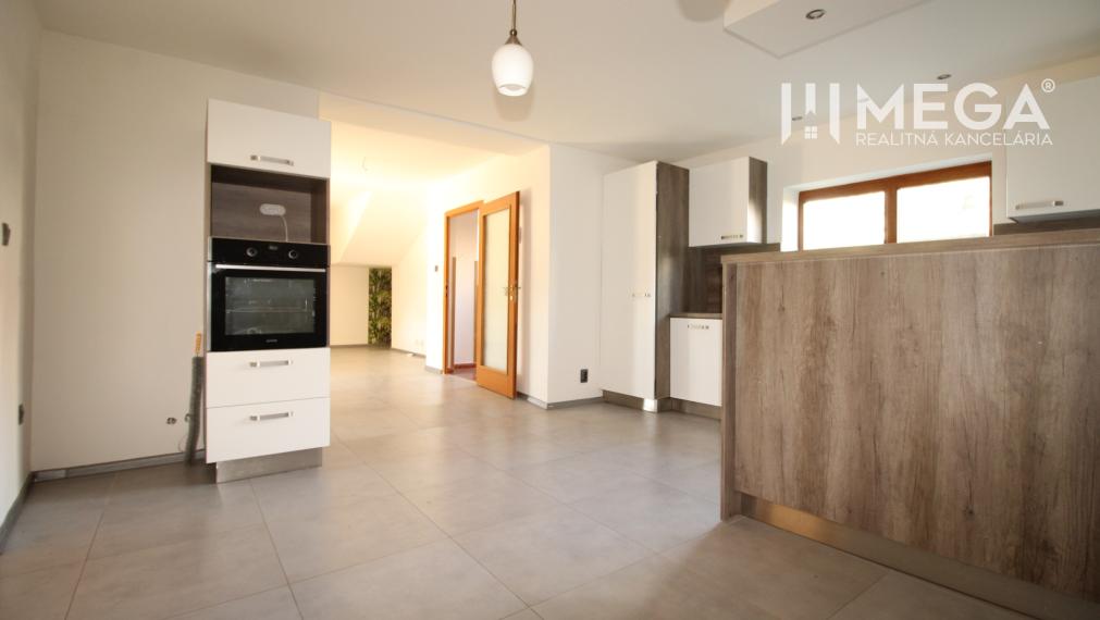 NA PREDAJ: Priestranný dvojgeneračný rodinný dom - Valaliky