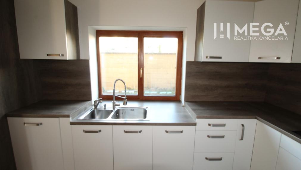 NA PREDAJ: Priestranný dvojgeneračný rodinný dom - Valaliky