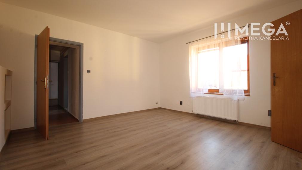 NA PREDAJ: Priestranný dvojgeneračný rodinný dom - Valaliky