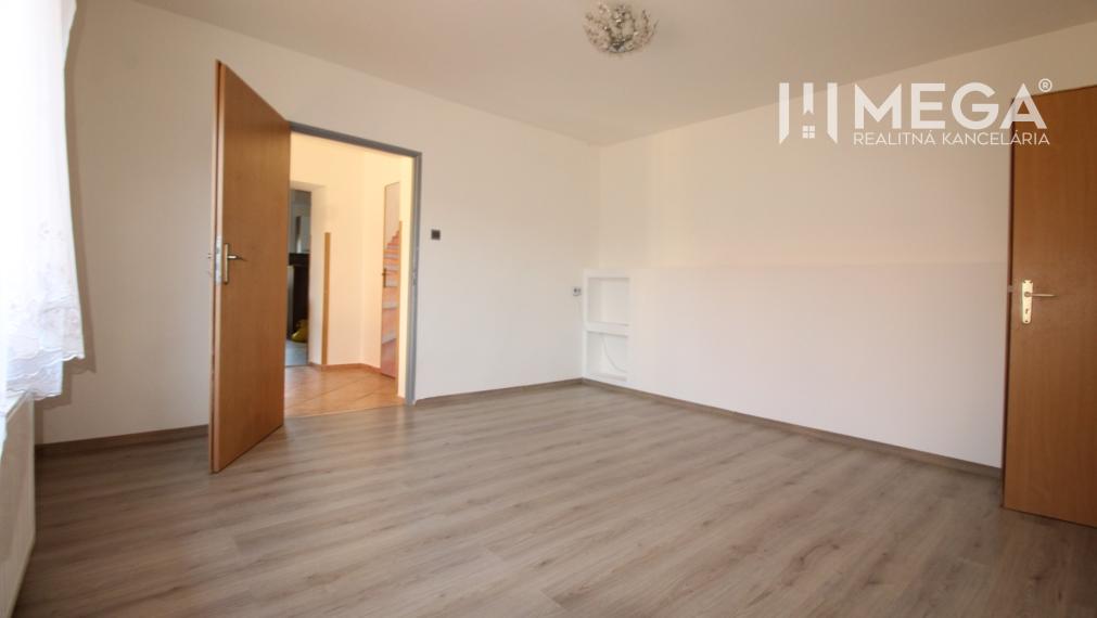 NA PREDAJ: Priestranný dvojgeneračný rodinný dom - Valaliky